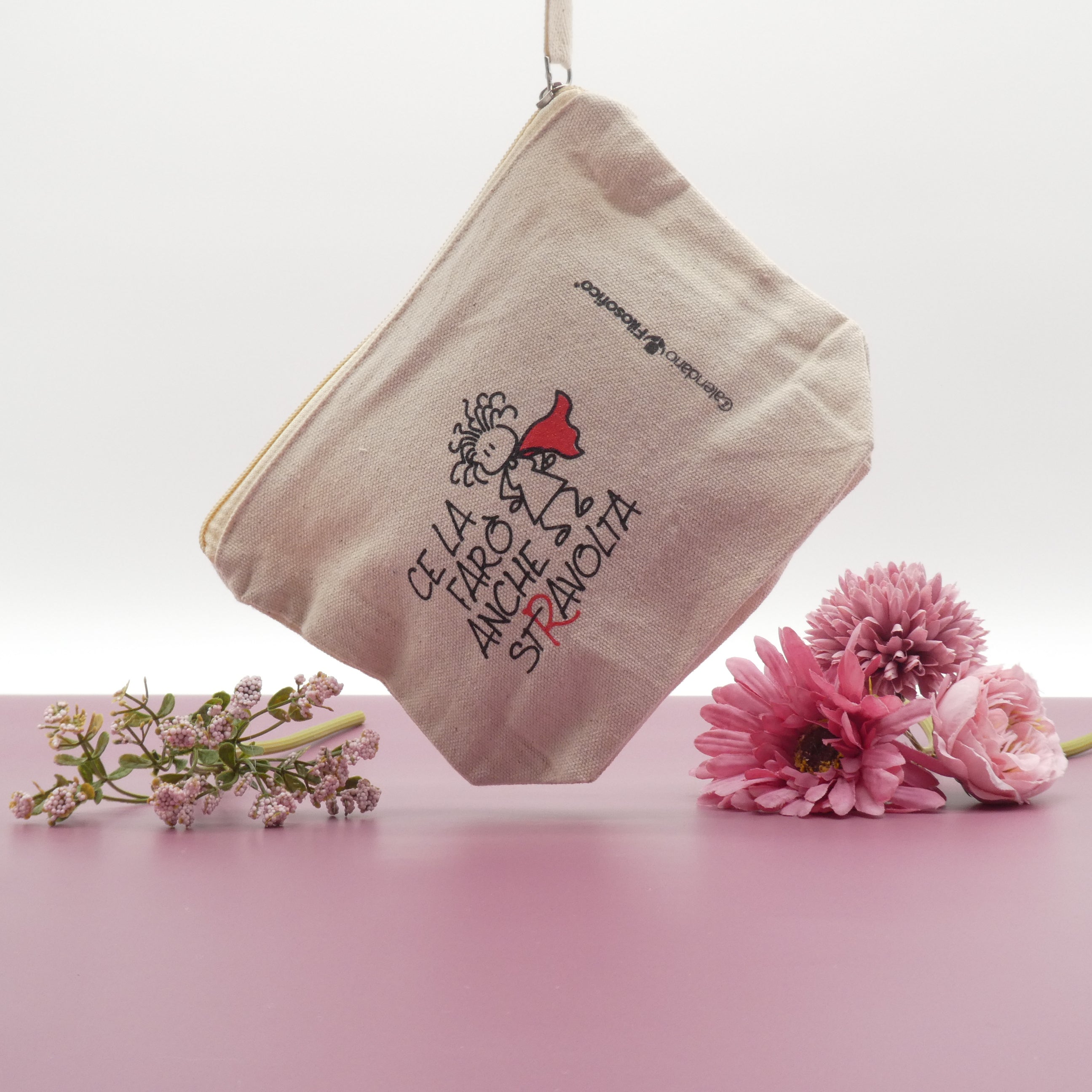 Bustina in cotone ''Ce la farò anche stravolta'' con logo donnina