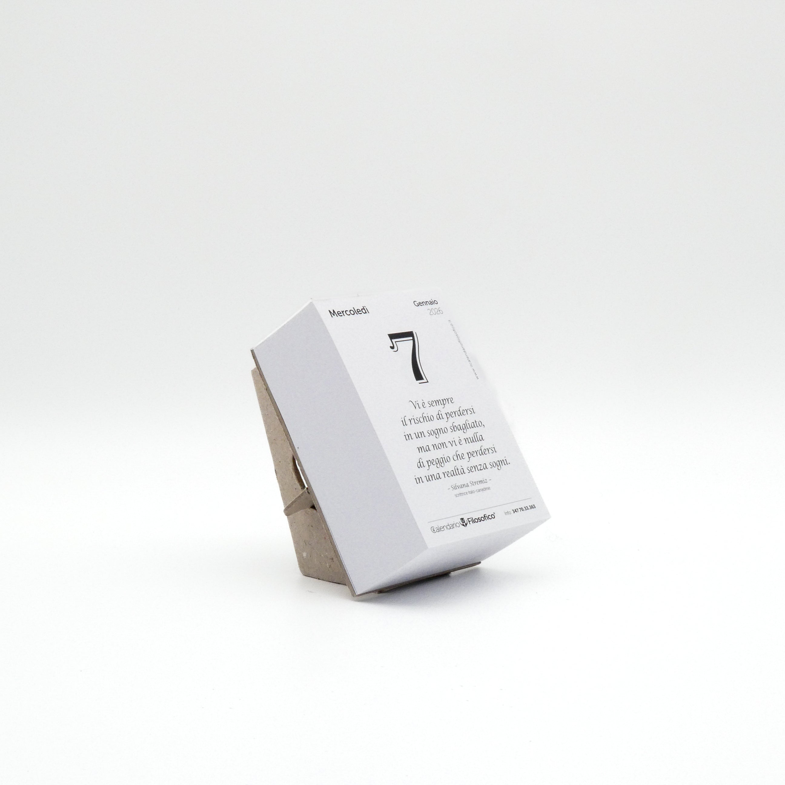 CALENDARIO FILOSOFICO 2026 - A7 MIDI 7,4 x 10,5 CM - CON SUPPORTO IN CARTONE E SCATOLA REGALO