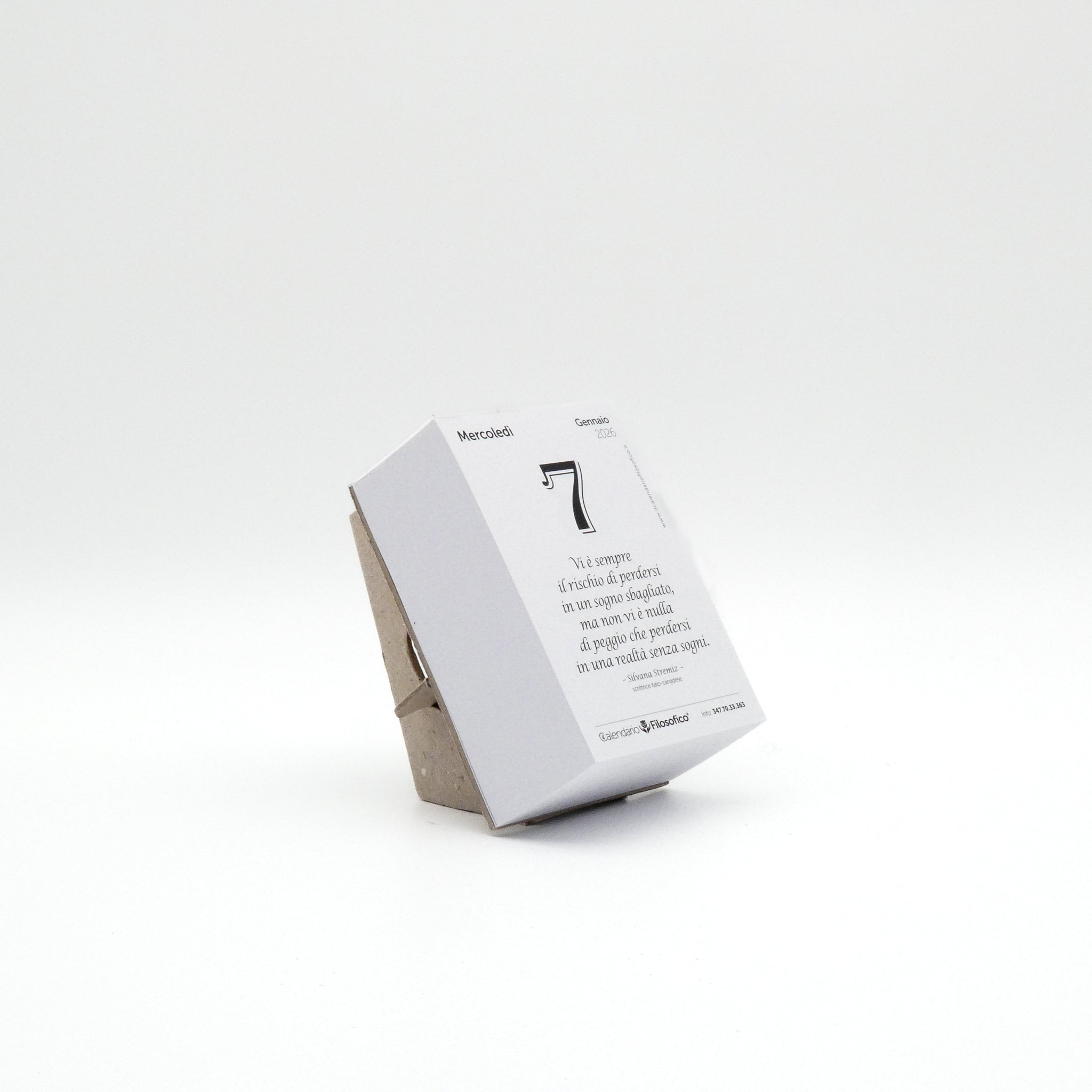 CALENDARIO FILOSOFICO 2026 - A7 MIDI 7,4 x 10,5 CM - CON SUPPORTO IN CARTONE E SCATOLA REGALO