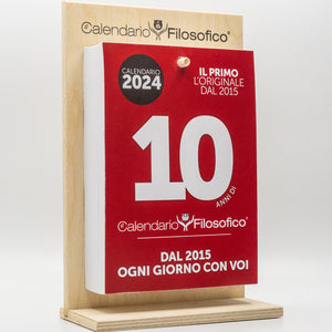 CALENDARIO FILOSOFICO 2024 - A4 GRANDE 21x30 CM - CON SUPPORTO IN LEGNO