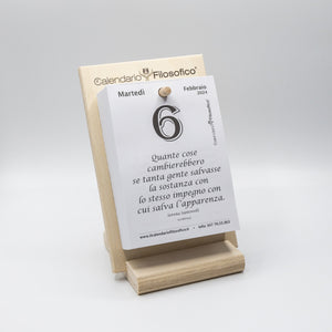 CALENDARIO FILOSOFICO 2024 - A6 PICCOLO 10 x 14 CM - CON SUPPORTO IN LEGNO INCLINATO