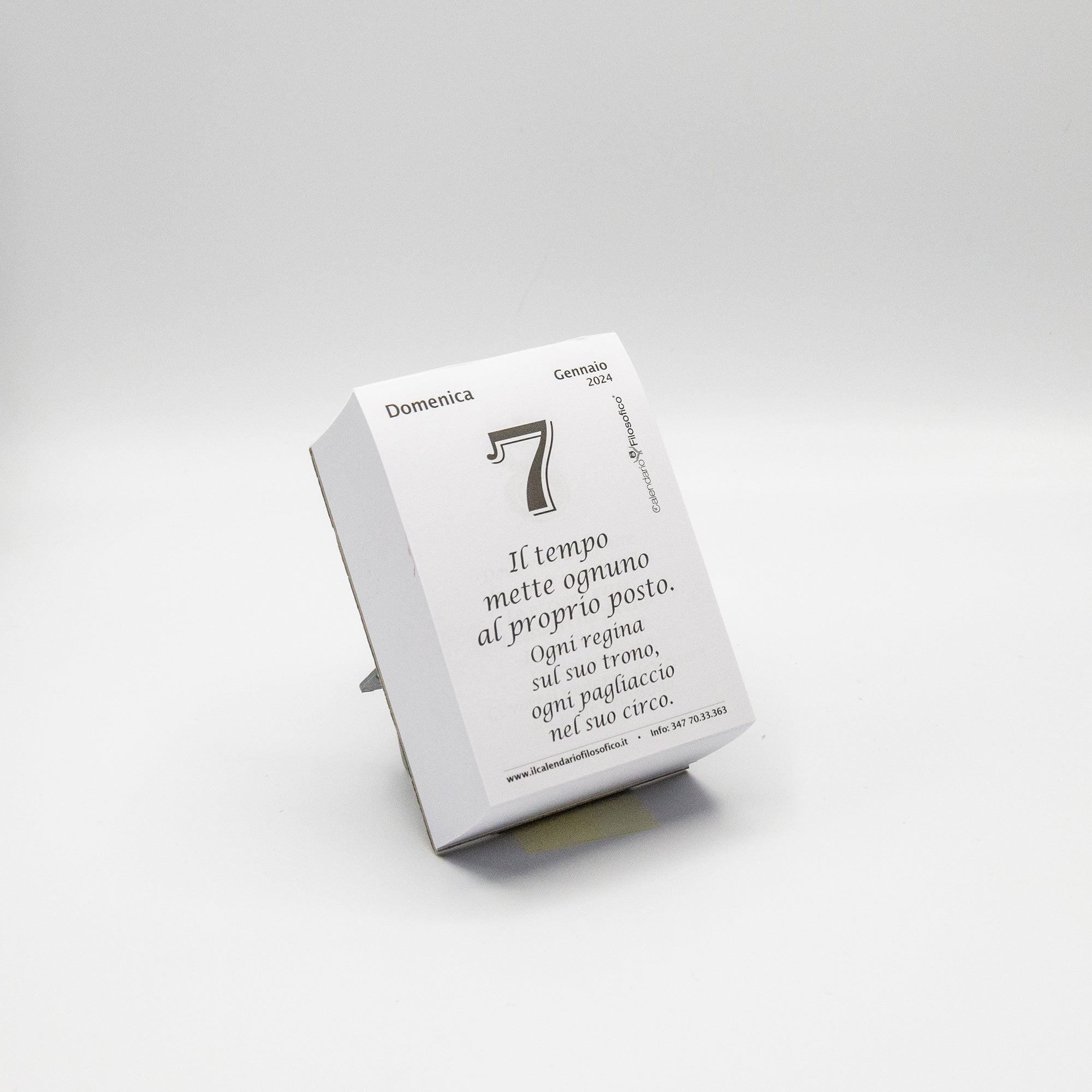 CALENDARIO FILOSOFICO 2024 - A7 MIDI 7,4 x 10,5 CM - CON SUPPORTO IN CARTONE E SCATOLA REGALO