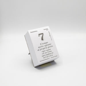CALENDARIO FILOSOFICO 2024 - A7 MIDI 7,4 x 10,5 CM - CON SUPPORTO IN CARTONE E SCATOLA REGALO