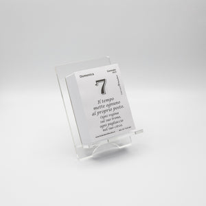 CALENDARIO FILOSOFICO 2024 - A7 MIDI 7,4 x 10,5 CM - CON SUPPORTO IN PLEXIGLASS TRASPARENTE