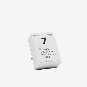 CALENDARIO IN INGLESE 2026 - A7 MIDI 7,4 x 10,5 CM - SUPPORTO CARTONE E SCATOLA REGALO