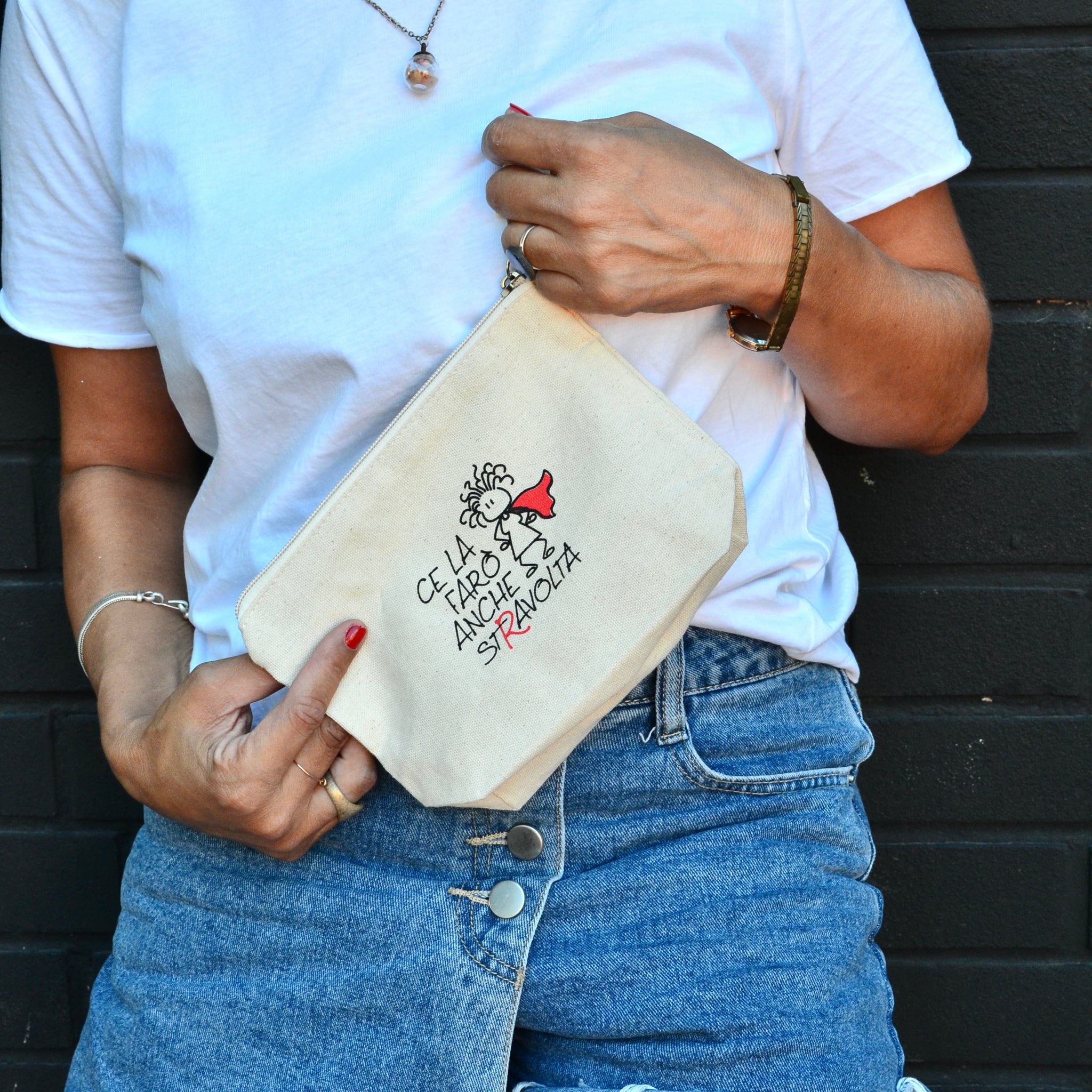 Persona con bustina in cotone ''Ce la farò anche stravolta'' con logo donnina