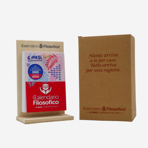 IL MEZZO FILOSOFICO 2025 - A6 PICCOLO 10 x 14 CM - CON SUPPORTO IN LEGNO