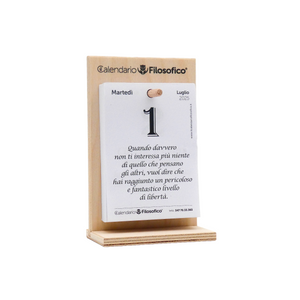 IL MEZZO FILOSOFICO 2025 - A6 PICCOLO 10 x 14 CM - CON SUPPORTO IN LEGNO