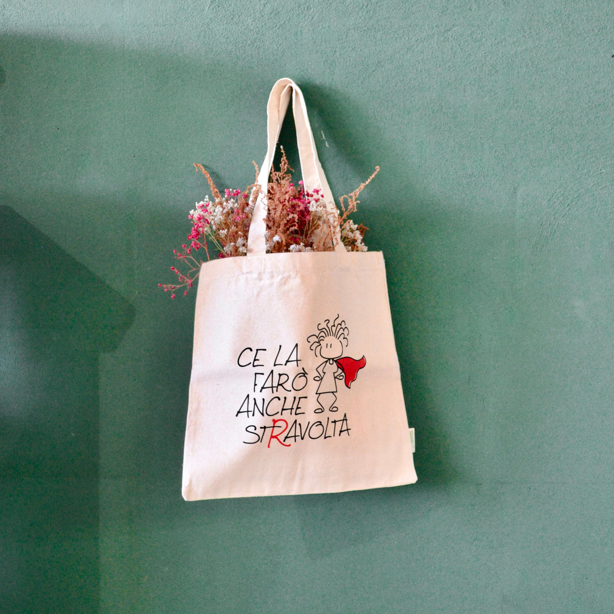Shopper in cotone naturale con frase “Ce la farò anche stravolta” e illustrazione stampata