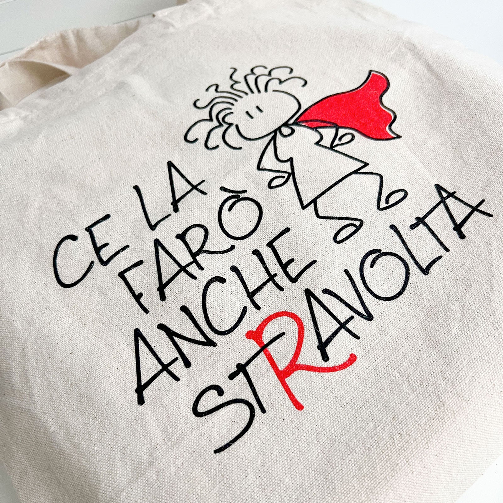 Shopper in cotone naturale con frase “Ce la farò anche stravolta” e illustrazione stampata