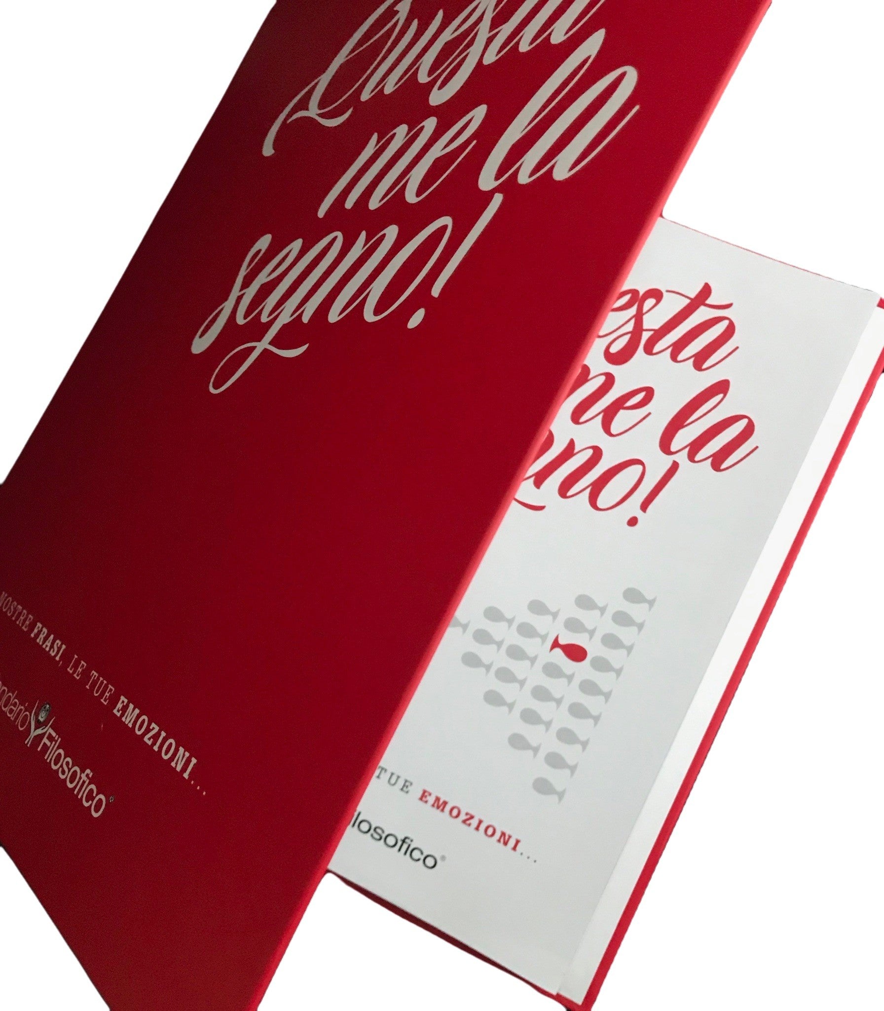 Raccoglitore per frasi filosofiche ''Questa me la segno'' di colore rosso. 